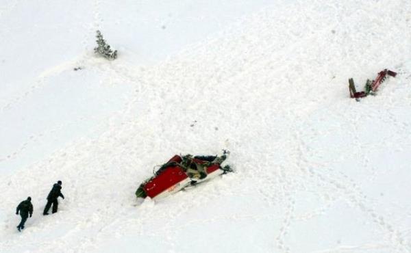 BBP Genel Bakan Muhsin Yazcolu ve beraberindekileri tayan helikopterin enkaz grlyor. (30.03.2009)