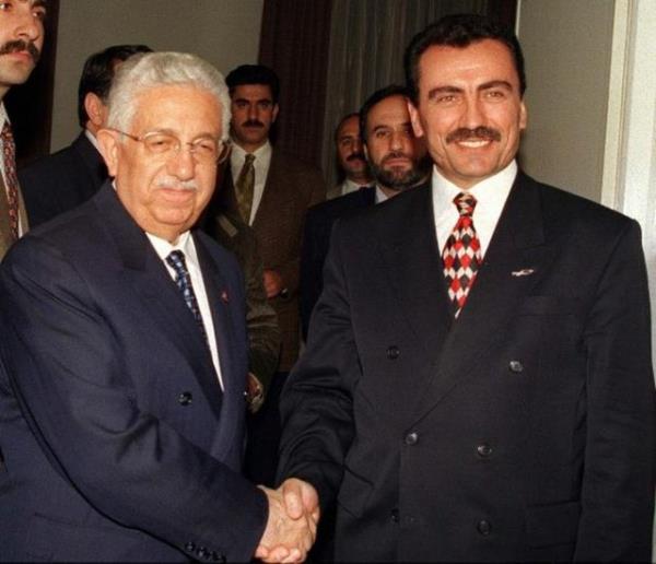 FP Genel Bakan Recai Kutan, BBP Genel Bakan Muhsin Yazcolu ile TBMM'de biraraya gelerek bir sre grtler. (16.12.1998)