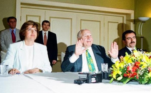 Babakan Necmettin Erbakan Babakan Yardmcs Tansu iller ve BBP Genel Bakan Muhsin Yazcolu ile yapt grme sonunda dzenledikleri ortak basn toplantsnda ortaklaa vardklar mtabakat aklad. (18.06.1997)