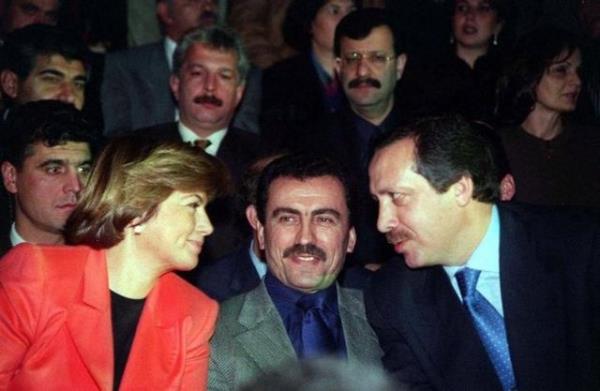 DYP Genel Bakan Tansu iller, BBP Genel Bakan Muhsin Yazcolu ve Recep Tayyip Erdoan Trkiye Siirtliler Grubunca dzenlenen gecede biraraya gelerek sohbet ettiler. (29.01.1999)