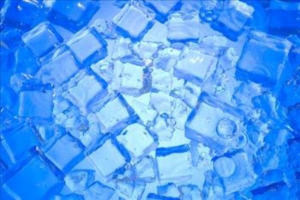 Ya da birka kp buzla ilii ve kzarkl giderin. 15 dakika sonra iliin klmeye baladn fark edeceksin