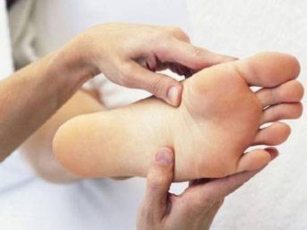 <p>Parmanz sktrdysanz ya da ayak parmanz arptysanz? </p>  Parmanz dik tutup zerine skca bastrn. Bu, arnzn azalmasn salayacaktr.