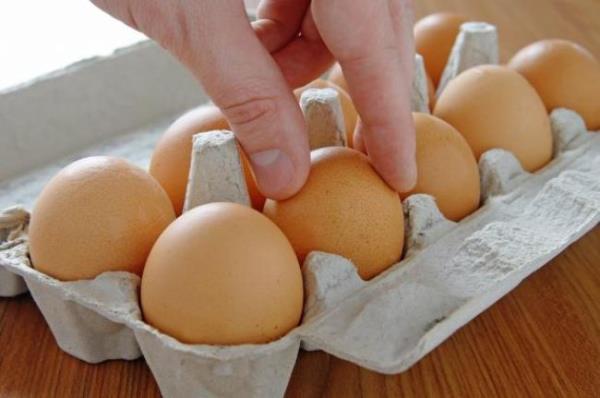 "Kendinizi daha tok hissetmek istiyorsanz ve vcut yalarnzdan kaybetmek istiyorsanz her gn 1 yumurta yemeyi alkanlk haline getirin" diyen Dr. Aya Kaya yumurtann zayflatan mucizelerden biri olduuna dikkat ekiyor.