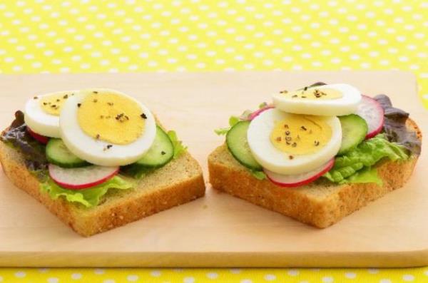 Yaplan bir ok aratrmada sabahlar 1 yumurta yiyen bireylerin gn iinde daha az acktklar ve yeme konusunda kendilerini daha kolay kontrol edebildikleri gsterilmi.