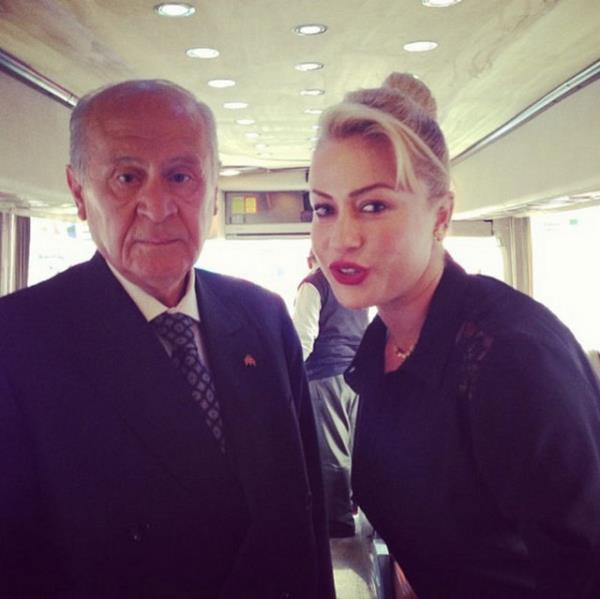 YELZ YELMEN Genel bakanmz Sayn Devlet Baheli ile miting alan ve konuma yapacag otobs iinde ksa sohbet ve resim