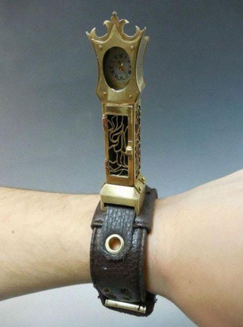 Nostalji merakls bir adam, kol saatinde bile seici davranyor.