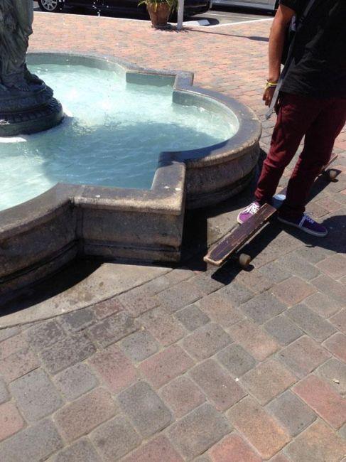 Kaykay almaya paras yetmeyen azimli gen, eline geen her tahta parasndan board yapabiliyor.