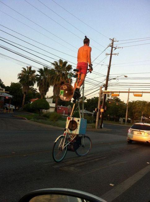 Trafikte ezilme ihtimalini en aza indirmeye alan bir sporcu, areyi bisikletinin boyunu uzatmakta bulmu.