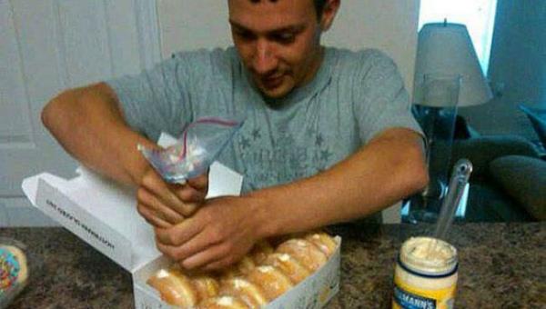 Bir paket Donut alp iine mayonez doldurun