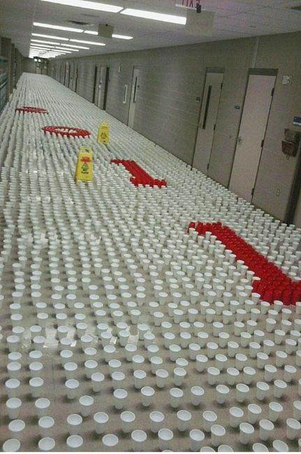 Apartmandaki komularnza birer bardak su ikram edin