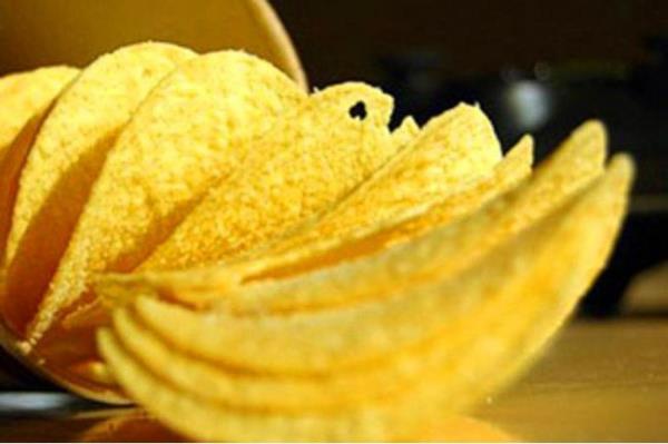 Bir Pringles alp btn hepsini tek tek yalayp stndeki enisini bitirdikten sonra tekrar pakete koyup ardndan kardeinize ikram edin