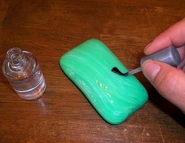 Sabunu effaf oje ile kaplayp banyoya koyun