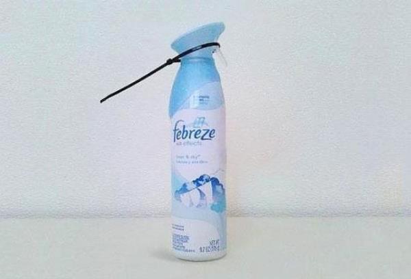 Oda parfmnn mandaln balayp birisinin odasna atn