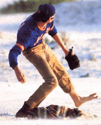 Sports Illustrated'in 1985 yl nisan saysnda yaam boyunca Mets'de oynamay hayal eden ''aylak'' bir beysbol atcsnn hikayesi konu edildi. Sidd Finch adl bu kii beysbol topunu neredeyse k hzyla metrelerce uzaa atabiliyordu.     Bununla birlikte aslnda sz konusu Finch mrnde hi beysbol oynamam, bir Tibet manastrnda beysbol atlarnn felsefesi zerine renim grmt. Mets taraftarlar lkenin her yerinde bu inanlmaz, adeta tanrnn bir ltfu olan oyuncu iin kutlamalar yapt. Sonunda bu oyuncuyu yazarn hayal gcyle yaratt ve bunun 1 Nisan akasndan ibaret olduu anlald.