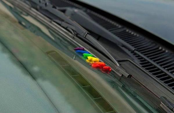 Arabasnn sileceklerine gk kua renklerinde boyalar koyun