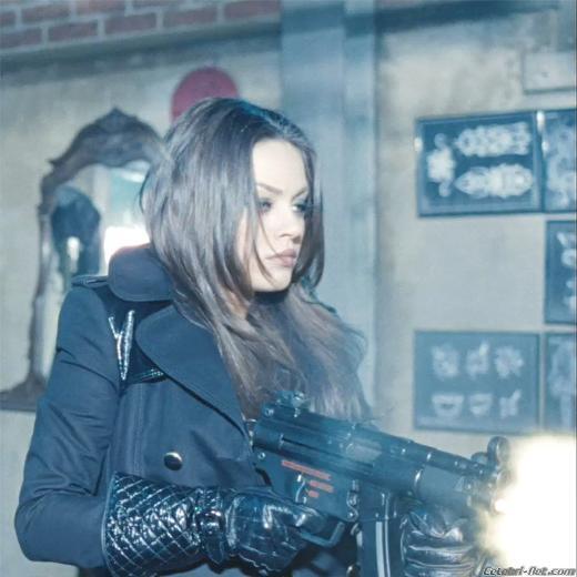 Mila Kunis Max Payne'de kulland silah ile soluk kesici grnyordu.