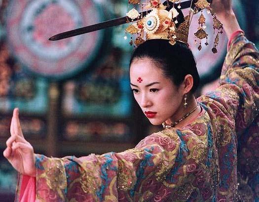 Zhang Ziyi Uan Hanerler Evi'nde hem bak ve haner kullad hem de dudak srtan bir dv performans sergiledi.