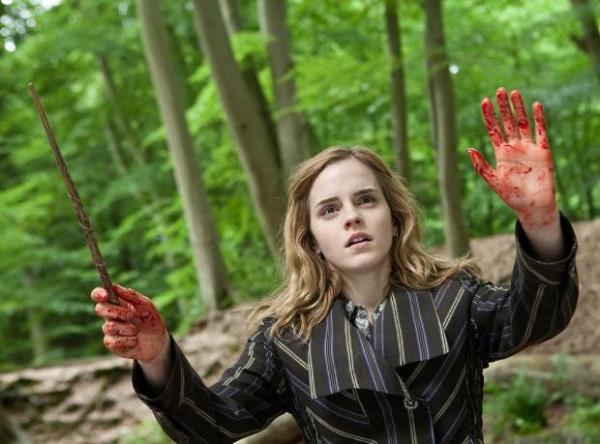 Harry Potter serisinin son filminde Emma Watson'n canlandrd Hermione, gelmi gemi tm aksiyon filmi kahramanlarn kskandrd.