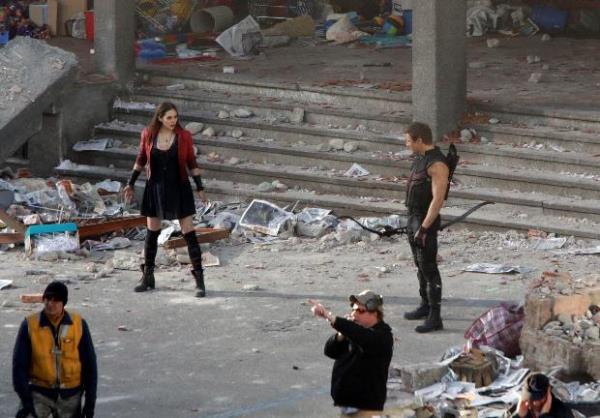 Joss Whedon'un ynetmenliini stlendii filmde Olsen'n yan sra Scarlett Johansson, Chris Hemsworth, Robert Downey Jr., Mark Ruffalo,Chris Evans'n da aralarnda bulunduu kalabalk bir kadro rol alyor.