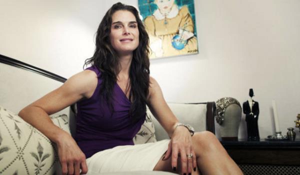 <p><b>BROOKE SHIELDS</b></p>    Gzel yldz Brooke Shields doum sonras postpartum depresyonuna yakalanmt. Kadnlar doum sonrasndaki ilk yl, anksiyete bozukluklar, obsesisf kompulsif bozukluk, depresyon ve psikoz gibi psikiyatrik hastalklar asndan risk altnda. Shields da bunu yaayanlardan... Nitekim aktris intiharn kysndan yaamak istemediini de dile getirmiti.