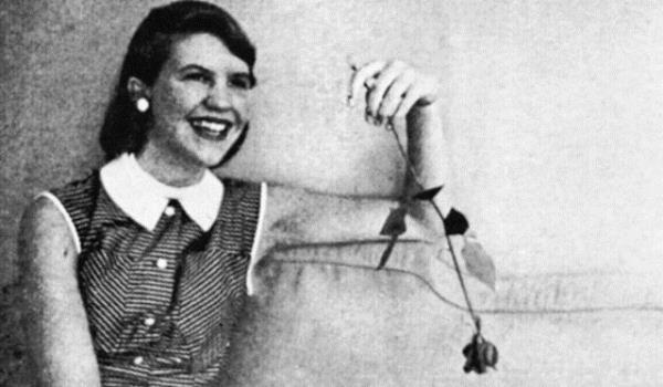 <p><b>SYLVIA PLATH </b></p>    Amerikal yazar Sylvia Plath, yazn hayatnda olduu kadar zel hayatnda da iddetli gelgitler ile mcadele etti. iirleri ile kaotik ruh halini kelimelere dken Plath'e depresyondan daha sonra da bipolar tehisi kondu.