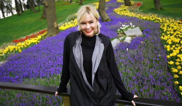 <p><b>ZLEM SAVA </b></p>    <p><b>SONRA TAMAMEN DET </b></p>    Gsteri dnyasnn en eitimli ve gzel yldzlarndan biriydi zlem Sava. Ama bir dnem ham kariyerinde hem de zel hayatnda zor gnler yaad. Kimbilir ka kez basnda alkol yznden kendini kaybetmi grntleri yaynland.