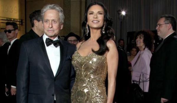 <p><b>CATHERINE ZETA JONES</b></p>    Catherine Zeta Jones, kocas Michael Douglas'n kanser tedavisi srecinde ok yprand.