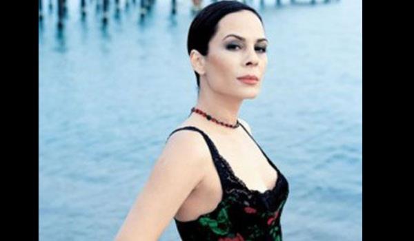 <p><b>DEMET SAIROLU</b></p>    Trk pop mziinin yldzlarndan Demet Sarolu'nun elence olsun diye balad kumar tutkusu ksa srede kabusa dnt.