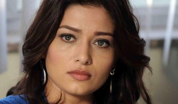 <p><b>NURGL YELAY</b></p>    Gzel oyuncu anne olduktan sonra temizlik ve hijyen konusunda hayli titiz davrand ve sonunda bu taknts obsesif kompulsif bozukluk boyutuna geldi.