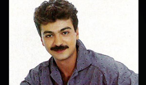 <p><b>ATLLA KAYA</b></p>    Bir dnemin nl taverna sanats Atilla Kaya, "Tavernada Virtz 89" adl albmyle de 1 milyonun zerinde satla rekor krmt.