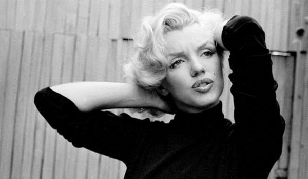 Monroe'nun hayatn anlatan belgeselde doktoru Hyman Engelberg, "Marilyn, manik depresifti... Ruh halindeki byk dalgalanmalar yznden ok zor gnler geirdi" diyor.
