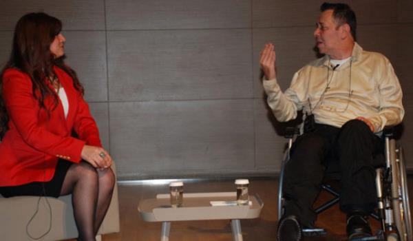 Hibir zaman alkolik olduunu kabul etmediini syleyen aktr bunun en nemli nedenini de yle antyordu: "nk alkolik olmay kendime yaktramadm." Alkol alkanlndan Adsz Alkolik Moda Grubu'na katlarak braktn sylyor Mente. eker hastalndan tr bir aya kesilen ve hayatna protez ayakla devam eden Mente, en son Seksenler dizisinde oynamaya balad."