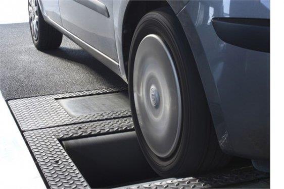 <p><b>Btn aralar test edilir</b></p>    Otomobil irketleri tarafndan retilen tm aralarn yakt tasarrufu iin test edildii dnlse de, firmalar sadece 4 tonun altndaki tatlar test ediyor.