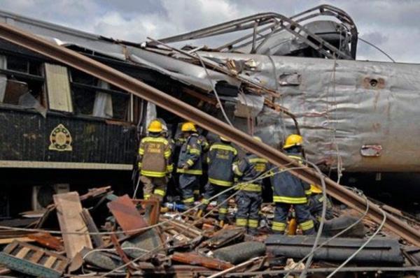 Selak' tayan tren raydan kt ve donmu nehre devrildi. Kazada 17 yolcu hayatn kaybederken Selak kyya kadar yzp kurtuldu.