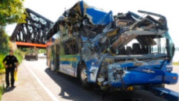 1966 ylnda bindii otobs yoldan kt ve bir nehre utu.