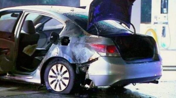 1973 ylnda bozuk bir benzin pompas Selak'n otomobilinin motoruna benzin aktt, ara alev ald, Salek bu kazadan da kurtuldu ancak salarnn byk bir ksm yand.