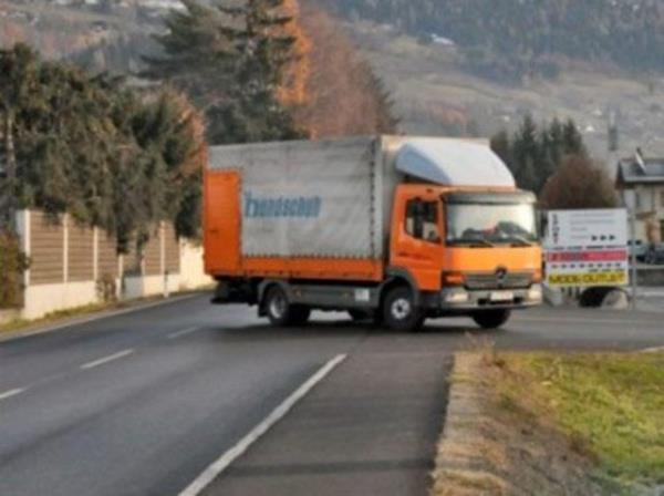 1996 ylnda aracyla bir da yolunda ilerleyen Selak, dnd virajn ardndan bir kamyonun zerine geldiini grd ve aracn yolun dna yneltti.