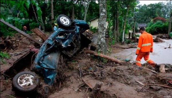 Arac yoldan kp, uurumdan yuvarlanrken Selak aratan atlad ve bir aaca tutundu.