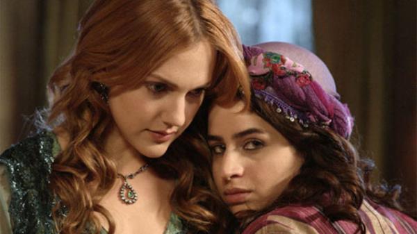 Bra Pekin (irin Hatun)  Haremdeki cariyelere kumalar getiren bohac kadn. Dizinin 60. blmnde izleyici karsna kt.