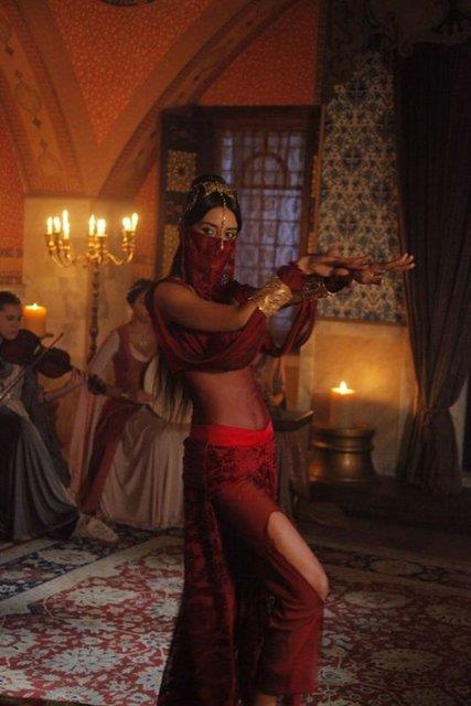 Cansu Dere (Firuze)  Cansu Dere'nin canlandrd; Barbaros Hayreddin Paa tarafndan esir alnarak stanbul'a getirilen Safev kle, Mihrimah Sultan'n nedimesi ve gzde cariye Firuze, casus olduu ortaya knca lkesine kat ve diziden ayrld.