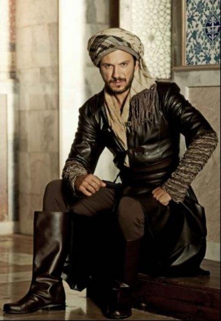 Serkan Altunorak (Talcal Yahya) Yaad dnemin Fuzl'den sonra en nl mesnevi airi ve dukakinzade. ehzade Mustafa'nn sa kolu ve can yolda.