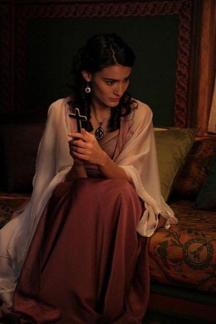 Saadet Il Aksoy (Victoria-Sadka)  Saadet Il Aksoy'un canlandrd, kocas Kanuni Sultan Sleyman tarafndan ldrlen Macar Kontes, intikam hayaller kurarken bir uval ierisinde denize atlarak ldrld.