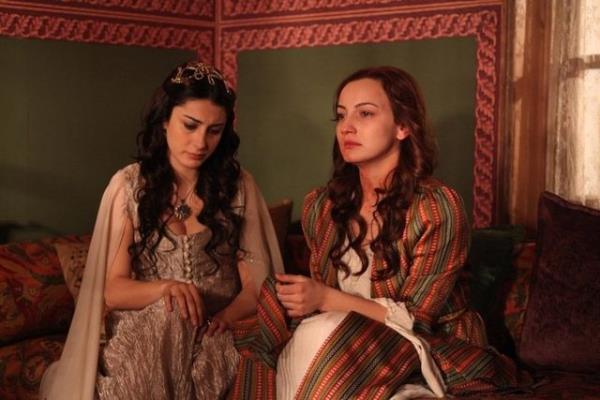 Merve Oflaz (Aye Hatun)  Kanuni Sultan Sleyman'n gzdelerinden Aye Hatun'a hayat veren, Survivor yarmasyla adn duyuran Merve Oflaz, sadece 13 blm dizide rol ald ve lerek diziye veda etti.