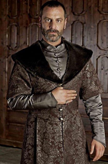 Ozan Gven (Rstem Paa)  Baarl oyuncu; Hrvatistan'dan devirilen, saraya seyis olarak gelen ve Hrrem Sultan'a olan ball sayesinde ykselen devlet adam Rstem Paa karakteriyle 64'nc blmden itibaren Muhteem Yzyl kadrosuna dahil oldu