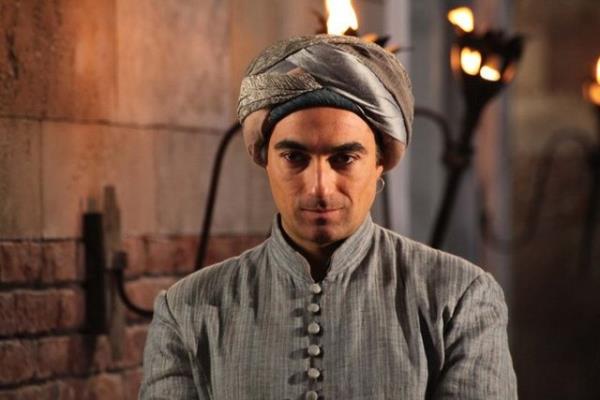 Selim Bayraktar (Smbl Aa)  Haremin baaas rolnde Selim Bayraktar, 103 blmdr boy gsteriyor.