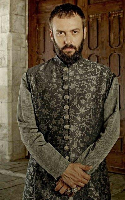 Okan Yalabk (Pargal brahim)  Dizinin kilit karakterlerinden biri olan vezir-i azam Pargal brahim'i canlandran Okan Yalabk'n dizideki mr 82 blm srd. Kanuni Sultan Sleyman'n emriyle boularak ldrld.