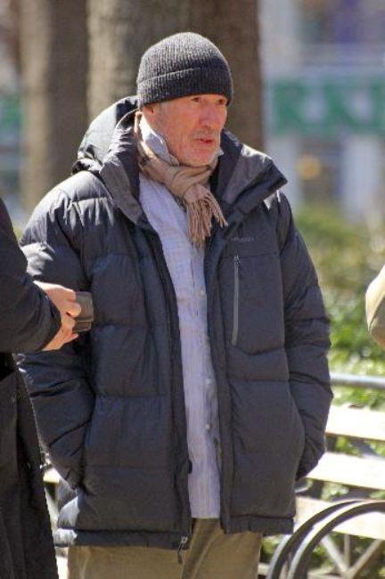 Grenlerin ilk anda tanyamad nl aktr, giyimi ve davranlaryla tam bir 'evsize' dnmt.