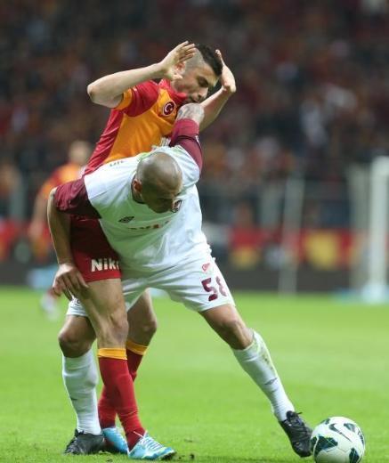 <P>S�per Lig'de 2012-2013 sezonu Galatasaray'�n puan kaybetti�i son ma� oldu. Sar� k�rm�z�l�lar �st �ste oynad��� 6 ma�� da kazanmay� ba�ard�. Bu s�re�te al�nan sonu�lar ��yle:</P>  <P>Kayserispor 1-3 Galatasaray</P>  <P>Galatasaray 2-0 �stanbul B�B</P>  <P>Galatasaray 3-1 Mersin �dmanyurdu</P>  <P>Karab�kspor 0-1 Galatasaray</P>  <P>Galatasaray 3-1 SB Elaz��spor</P>  <P>Gaziantepspor 0-1 Galatasaray</P>  <P>Galatasaray 4-2 Sivasspor</P>