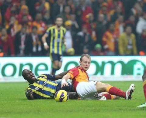 16. Hafta oynanan ve Galatasaray'�n 2-1 kazand��� derbi ile iki ezeli ve ebedi rakip aras�ndaki puan fark� 2'de 5'e y�kseliyordu. Derbide goleri 10. dakikada Bekir �rteg�n (Kendi kalesine), Dk. 23 Hasan Ali Kald�r�m ve 36. dakikada Sel�uk �nan'�n friki�inden gelmi�ti.