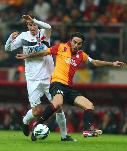Terimsiz ��k�lan 3 ma�ta 5 puan kaybeden Galatasaray, Yard�mc� Antren�r �mit Davala ile ��kt��� 3 ma�ta Eski�hirspor ile 0-0 berabere kald�, Gen�lerbirli�i'ne 1-0 kaybetti ve Kayserispor'u 3-1 ma�lup etti.